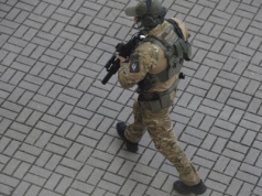 Mężczyzna w oknie zaniepokoił mieszkańców. Wezwano kontrterrorystów