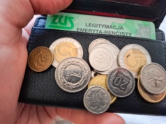 Pierwsze czternastki już na kontach seniorów. Wielu otrzyma tym razem mniej