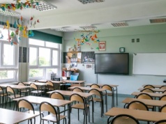 Pensje nauczycieli i woźnych prawie takie same. Różnica to zaledwie kilkaset złotych