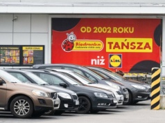 Wojna dyskontów ponownie w sądzie. Komornik wszedł do Biedronki