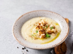 Zupa krem z białych warzyw to ulubione danie z restauracji wielu osób. Jak ją zrobić w domu?