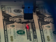 Dolar słabnie przed danymi z rynku pracy w USA. Euro i funt zyskują