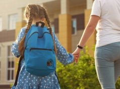 Rodzic nagradza dziecko za oceny. Psycholog: Powinniśmy być ostrożni