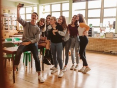 Nowy przedmiot w szkołach „Edukacja zdrowotna”. Biskupi apelują: fundamentem powinna być rodzina i małżeństwo