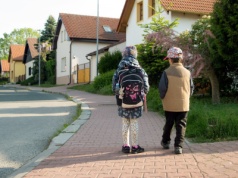 Od kiedy dziecko może chodzić samo do szkoły? Przepisy jasno określają zasady. O mandat łatwo