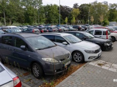 Przepełniony parking przy dworcu w Dąbiu. ZDiTM odpowiada