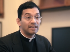 „Piękna część tradycji Kościoła”. Biskup Earl Fernandes ciepło o Mszy tradycyjnej