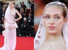 Caroline Derpienski w wielowarstwowej kreacji i osobliwym welonie pozuje na Festiwalu Filmowym w Wenecji