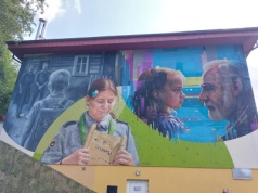 W Szkole Podstawowej nr 2 w Kamionce Wielkiej powstał mural z przesłaniem, który łączy pokolenia [ZDJĘCIA]
