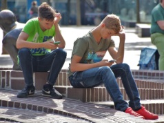 Zakaz używania telefonów komórkowych zauważalnie poprawia wyniki studentów [BADANIE]