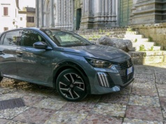 Peugeot 208 GT Hybrid – francuska elegancja i nowoczesna technologia w sercu włoskiej Umbrii