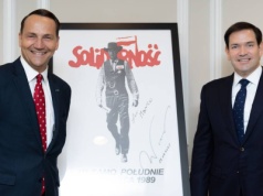 Radosław Sikorski spotkał się z Marco Rubio. Wręczył mu symboliczny prezent