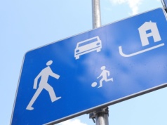 Za tym znakiem obowiązują trzy ważne zasady. Można stracić auto
