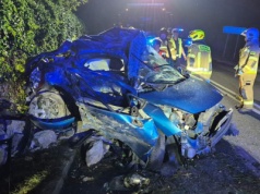 Samochód uderzył w mur. Pasażerka nie żyje, kierowca ranny