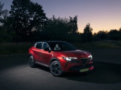 WELL TEST: Alfa Romeo Junior dyskretnie gra na zmysłach. Zamiast mocnego espresso flat white na owsianym