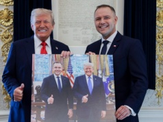 Trump wręczył Nawrockiemu prezent. Nawiązanie do 