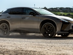 Nowy Lexus RZ zaskakuje zasięgiem i kosmiczną kierownicą. Nie będzie hitem