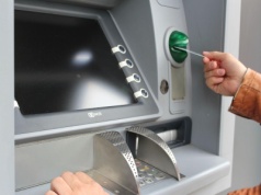 Banki podnoszą prowizje po obniżkach stóp
