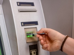 Banki podnoszą opłaty. Klienci zapłacą więcej za karty i wypłaty z bankomatów?