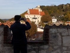 Tężnie, bryczki i ciche szlaki. To najlepsze miejsca na jesienny wypad dla seniorów