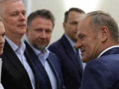Trzech mężczyzn w studiu i owulacja. Przed czym stchórzyli rządzący?