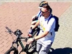 Zderzenie rowerzystów w Ochojcu. Policja szuka jednego z nich
