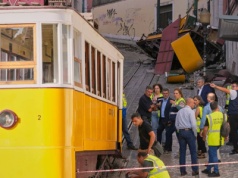Trzylatek przeżył tragedię w Lizbonie. Nie chce opuścić policjanta