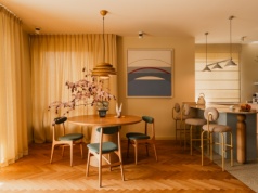 Apartament we Wrocławiu. Różowa łazienka zwraca uwagę