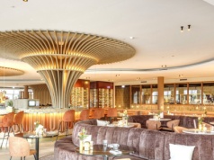 Luksusowy hotel sieci Van der Valk. We wnętrzach pudrowy róż i nacisk na akustykę