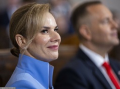 Tak w Watykanie zaprezentowała się pierwsza dama. Gdy uklękła, wszyscy To zobaczyli