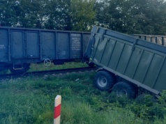 Traktorzysta nie zatrzymał się na stopie. Pociąg staranował przyczepę