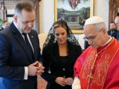 Nawrocka na spotkaniu z papieżem. Uwagę zwróciły szpilki. Stylistka ma jasne zdanie