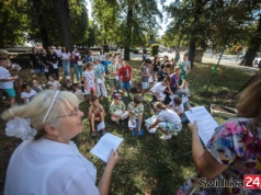 Narodowe Czytanie 2025. Wspólnie przeczytali fraszkę Kochanowskiego i posadzili drzewo [FOTO/VIDEO]