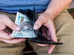 Polacy coraz częściej wybierają gotówkę. Przez nasze ręce przechodzą 443 mld złotych