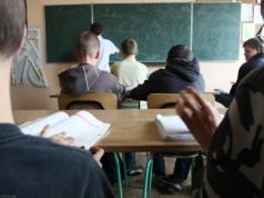 Czy nauczyciel może zabrać telefon? Uczniowie czują się bezkarni, a prawo jest po stronie szkoły