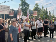 „Barbara, od naszych dzieci wara!”. Mocne hasła pod Kuratorium Oświaty w Olsztynie przeciwko zmianom MEN [ZDJĘCIA]