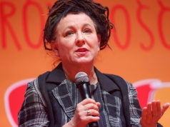Olga Tokarczuk: ta gra z polityką przypomina nieudany taniec