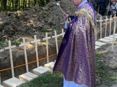Uroczysty pogrzeb ofiar UPA w Puźnikach na Ukrainie