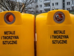 Surowe kary za wyrzucanie tego do żółtego śmietnika. Polacy nie mają pojęcia, że popełniają ten błąd