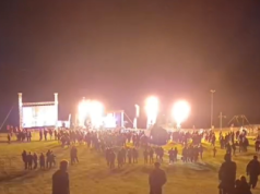 Motoparolotnie, fajerwerki i dźwięki skrzypiec. Festiwal Wiatru nad stokiem narciarskim w Unisławiu [wideo]