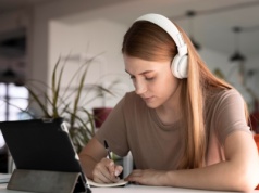 Młodzi chcą się uczyć. Stawiają na edukację online