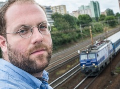 „Polska w ruinie” kontra „pendolino do kurortu”. Jak politycy bawią się koleją