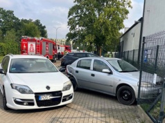 Wjechał w dwa zaparkowane auta. Kierowca uciekł pieszo (ZDJĘCIA)