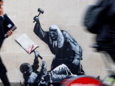 Banksy uderza młotkiem. Nowe dzieło na murach londyńskiego sądu wywołuje burzę
