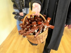 Religia wraca do salek przykościelnych? 