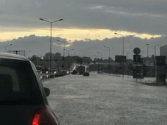 Zalane ulice, korki i zatrzymane tramwaje. Kraków pod wodą po poniedziałkowej burzy