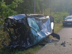 Przyjechali na ratunek i doznali szoku. Auto było kompletnie rozbite. Coś jednak było nie tak