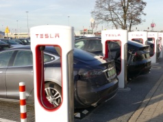Tesla otwiera największą stację ładowania w Polsce