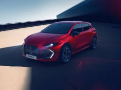 Oto nowe Renault Clio. Jest czerwone, może mieć LPG, a do tego nie ma wersji elektrycznej