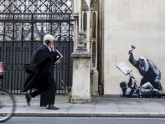 Szokujący mural Banksy’ego. Sędzia bije protestującego w Londynie